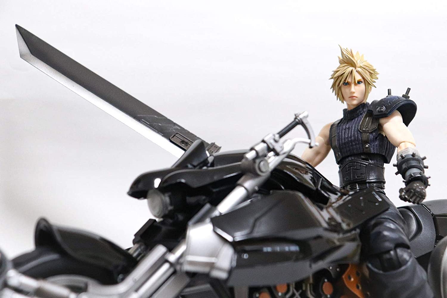 Final Fantasy VII Remake PLAY ARTS Kai Cloud Strife & Hardy-Daytona