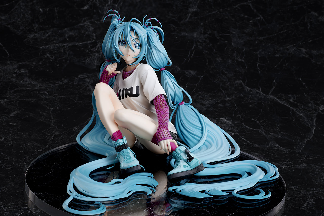 Hatsune Miku x Yoneyama Mai - The Latest Street Style 