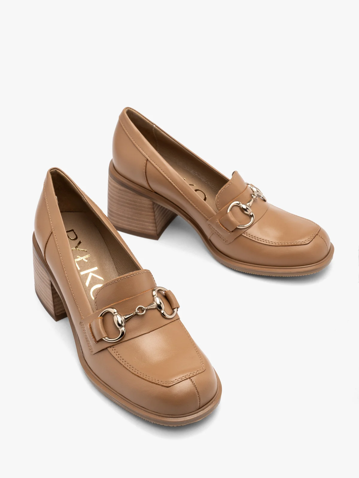 Beżowe mokasyny z platynową ozdobą na cholewce