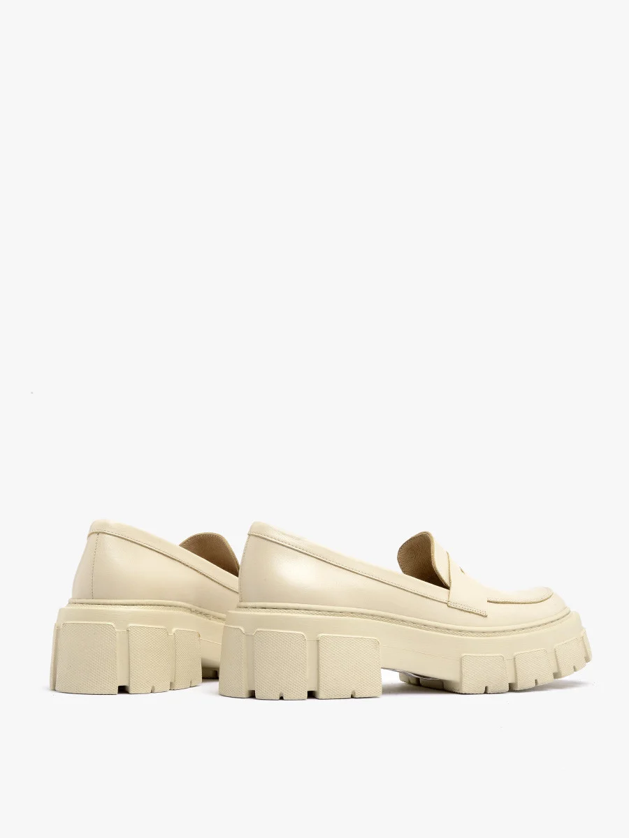 Beżowe mokasyny na lekkiej podeszwie