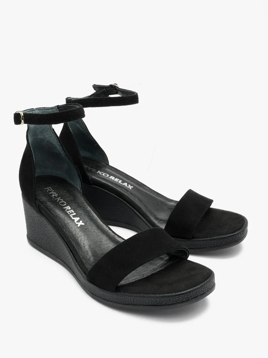 Czarne sandały na koturnie