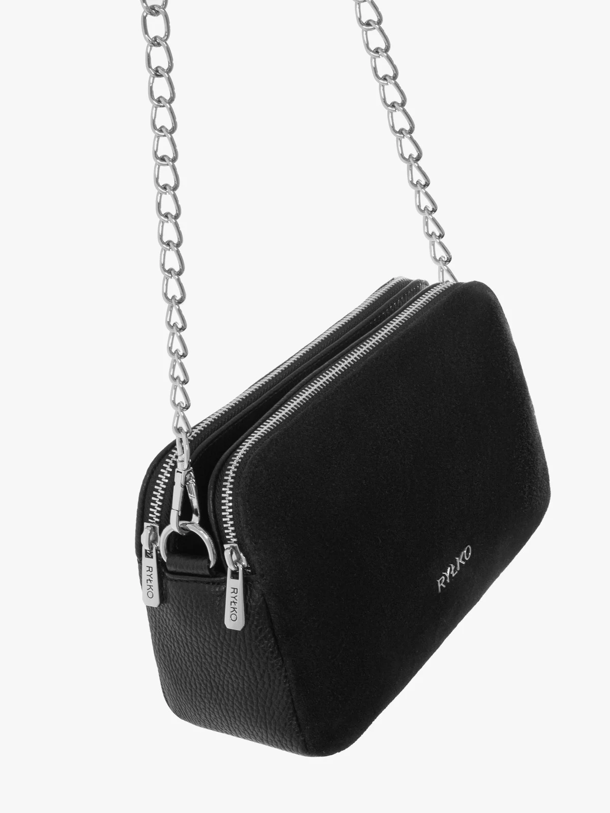 Mała, czarna torebka z łańcuszkowym paskiem na ramię
