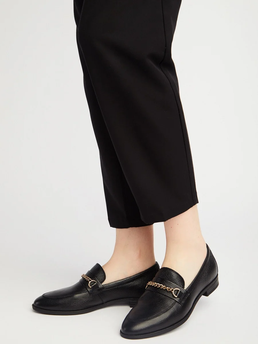 Czarne mokasyny z ozdobnym łańcuszkiem