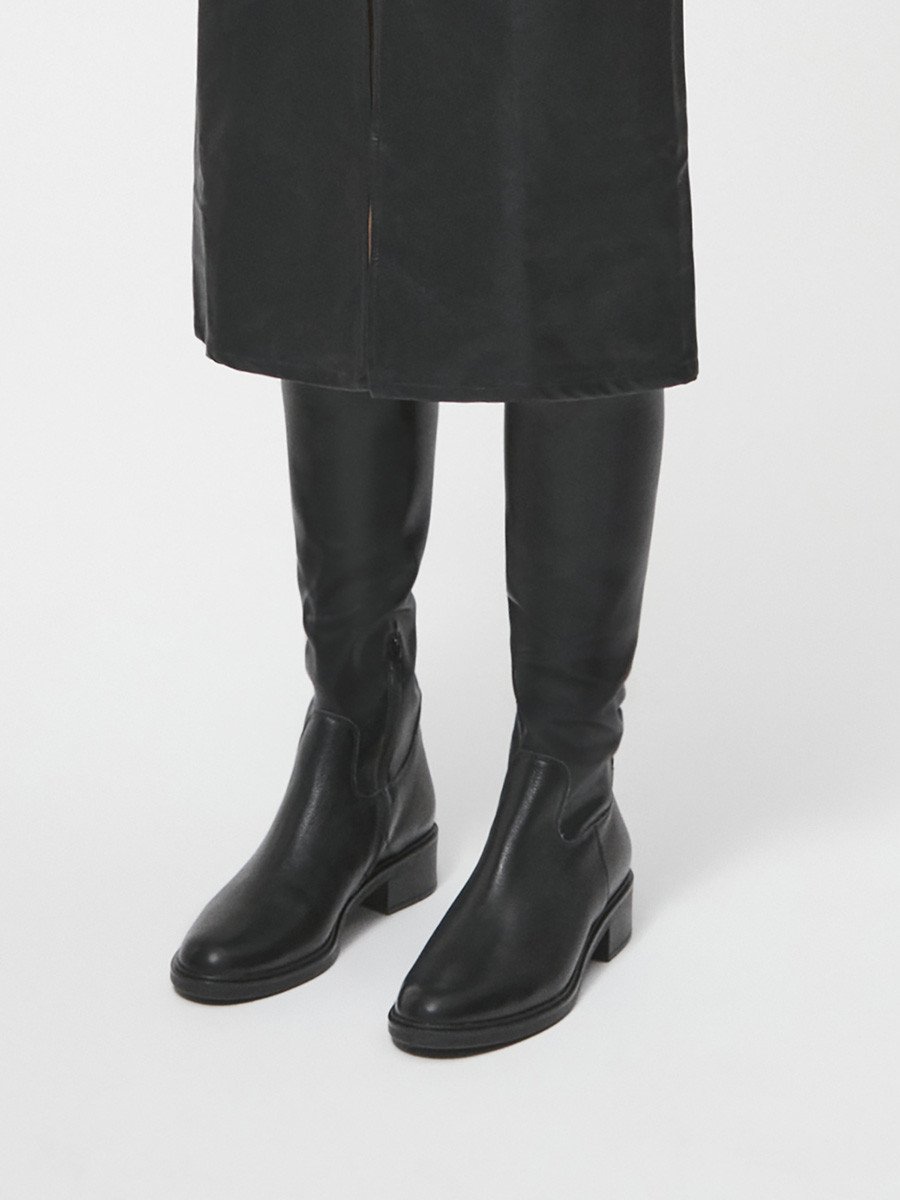 Czarne kozaki elastyczne z wąską cholewką