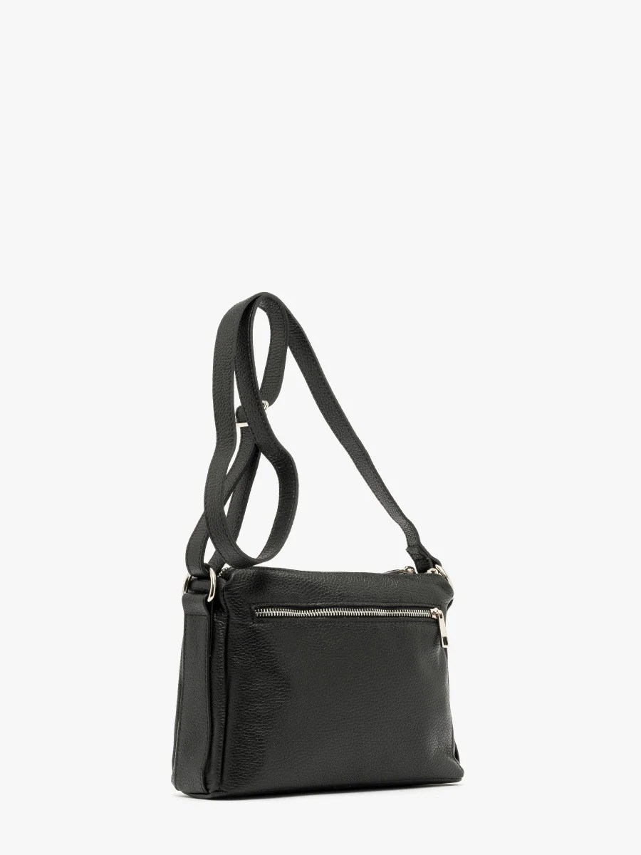 Czarna torebka średniej wielkości