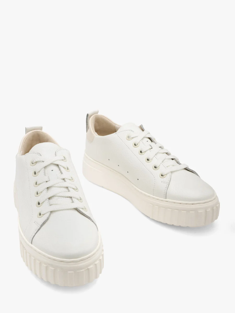 Białe półbuty sportowe na lekkiej podeszwie