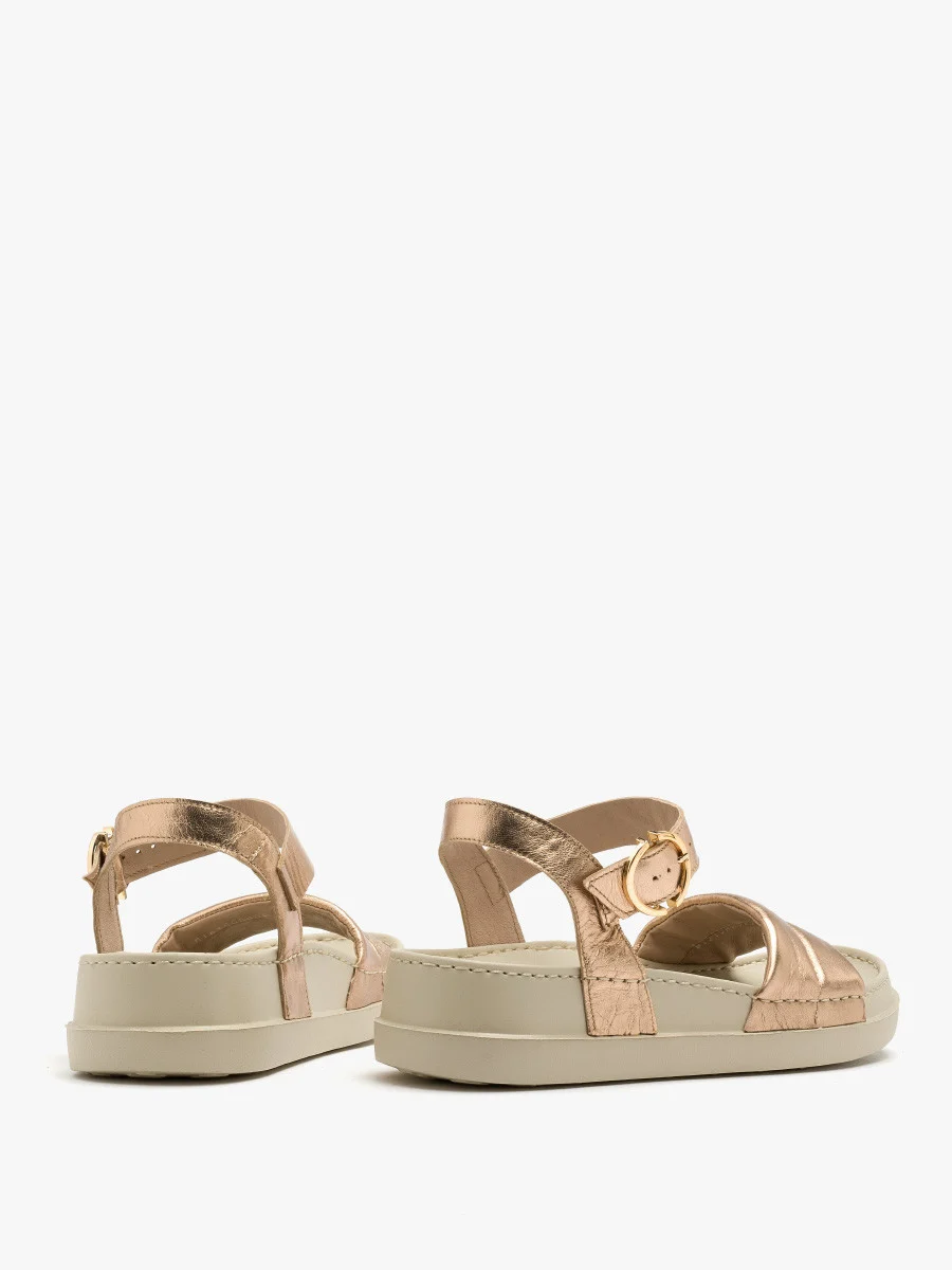 Platynowe sandały ze złotą sprzączką