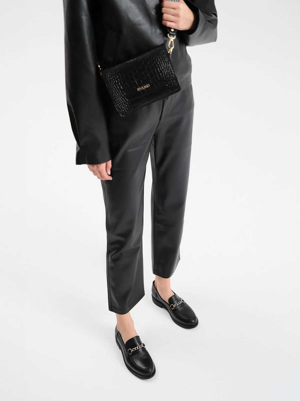 Czarne mokasyny damskie ze srebrnym łańcuszkiem