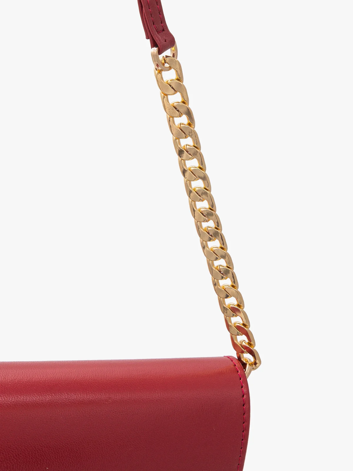 Elegancka, czerwona torebka z ozdobnym zapięciem