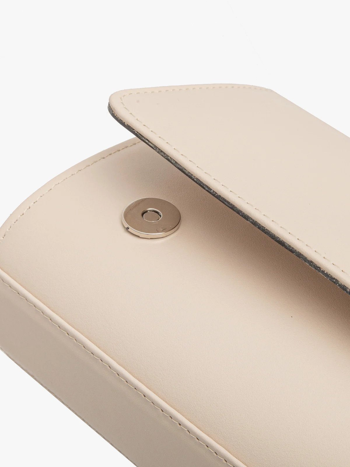 Beżowa torebka typu kopertówka na srebrnym łańcuszku