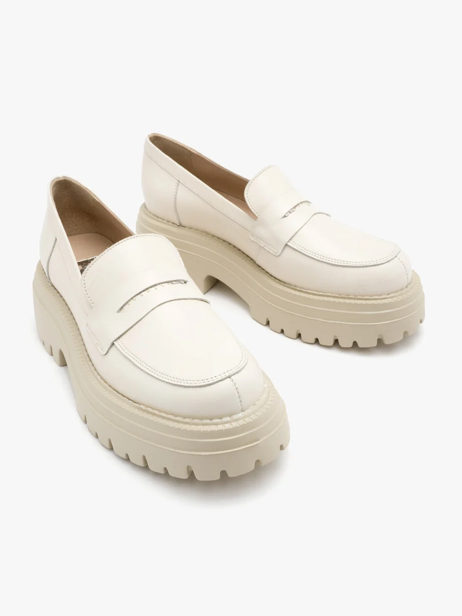 Kremowe mokasyny na grubej podeszwie