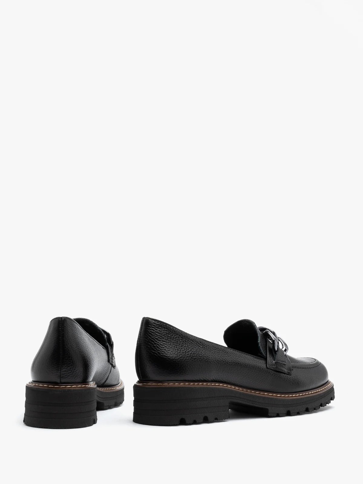 Czarne mokasyny z ozdobnym łańcuchem