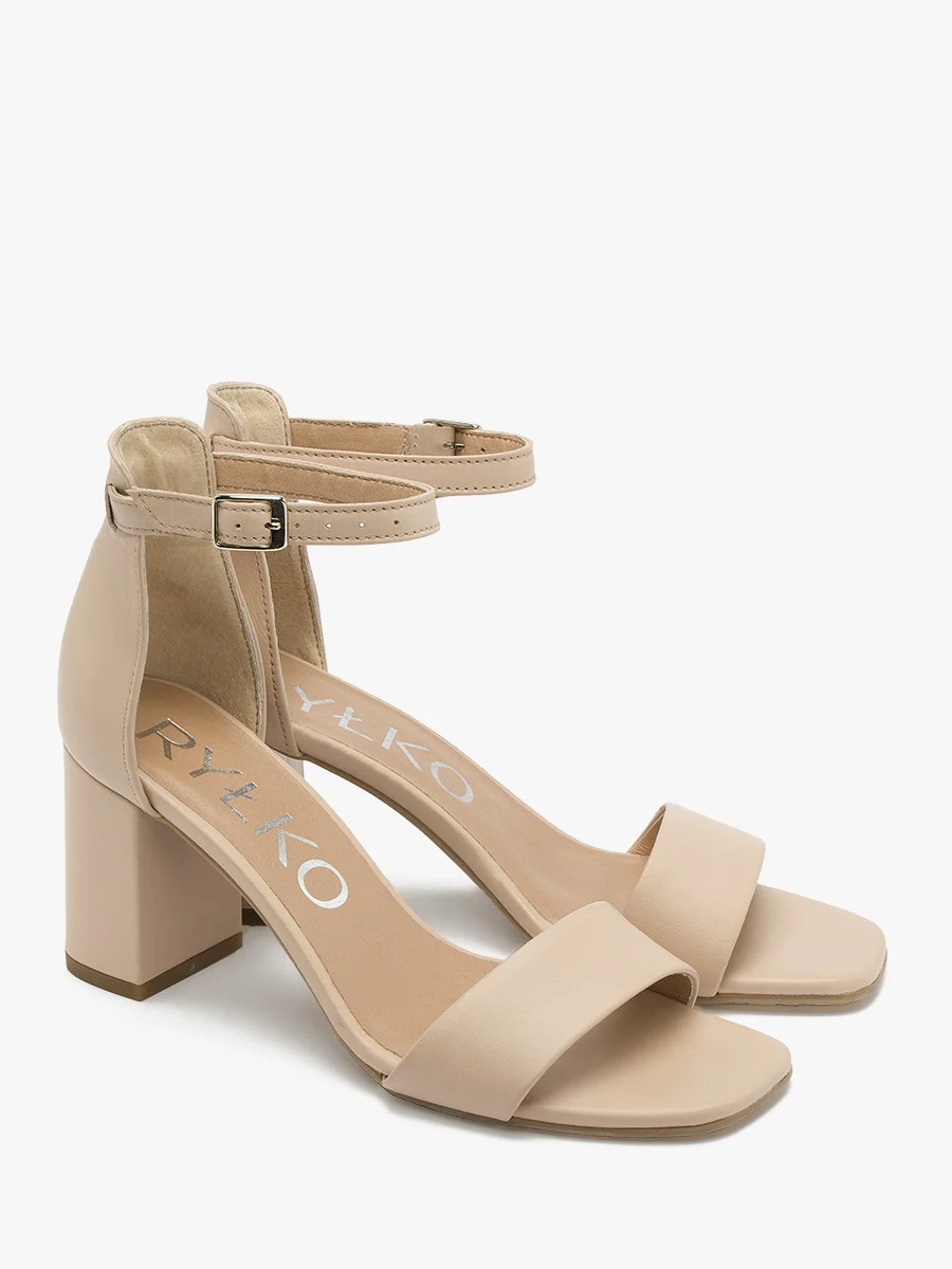 Beżowe sandały na słupku