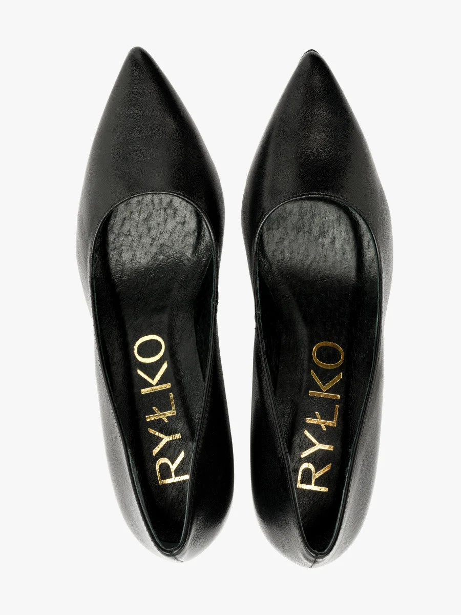 Czarne czółenka na słupku