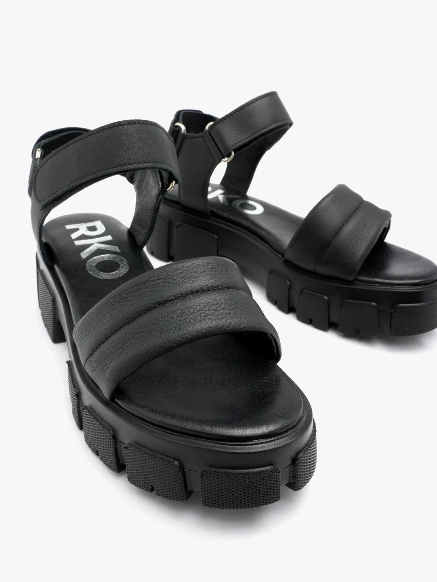 Czarne sandały na lekkiej podeszwie