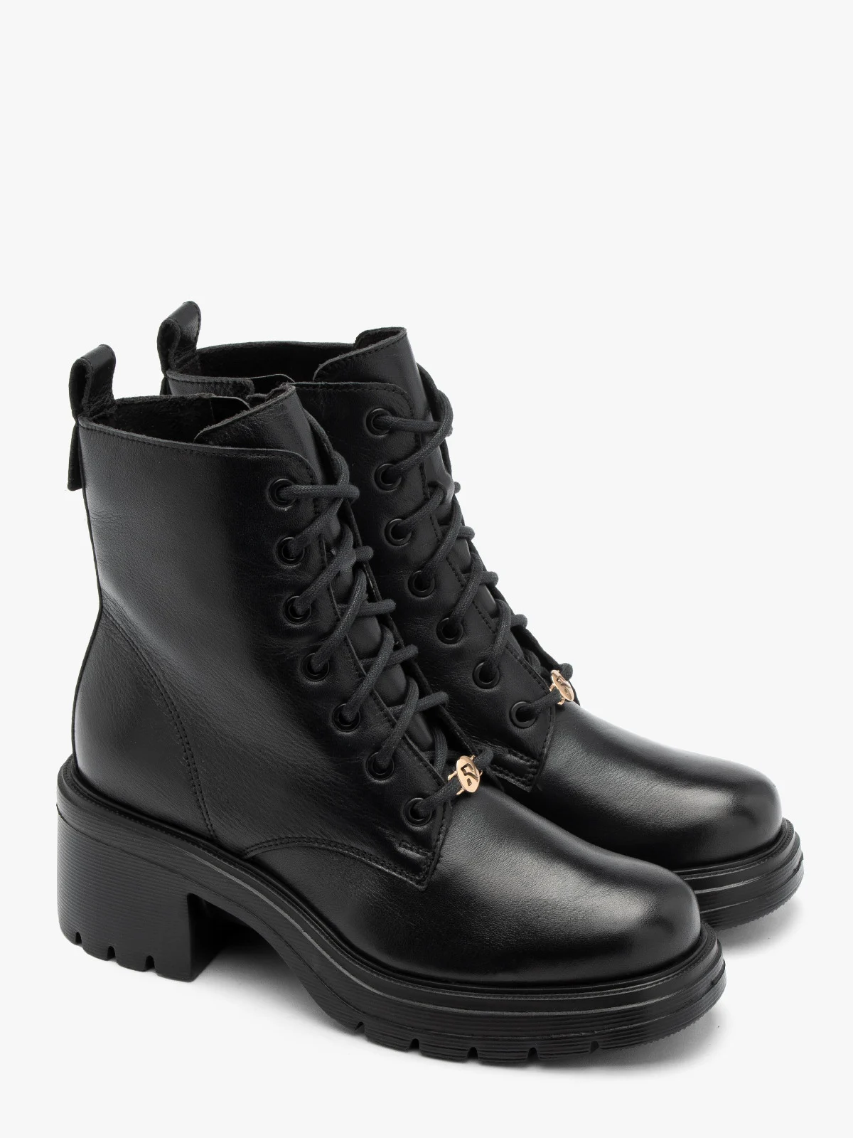Czarne, sznurowane trzewiki na masywnym spodzie