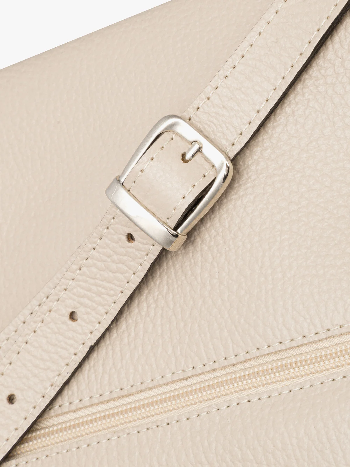 Beżowa torebka z ozdobnym frędzlem