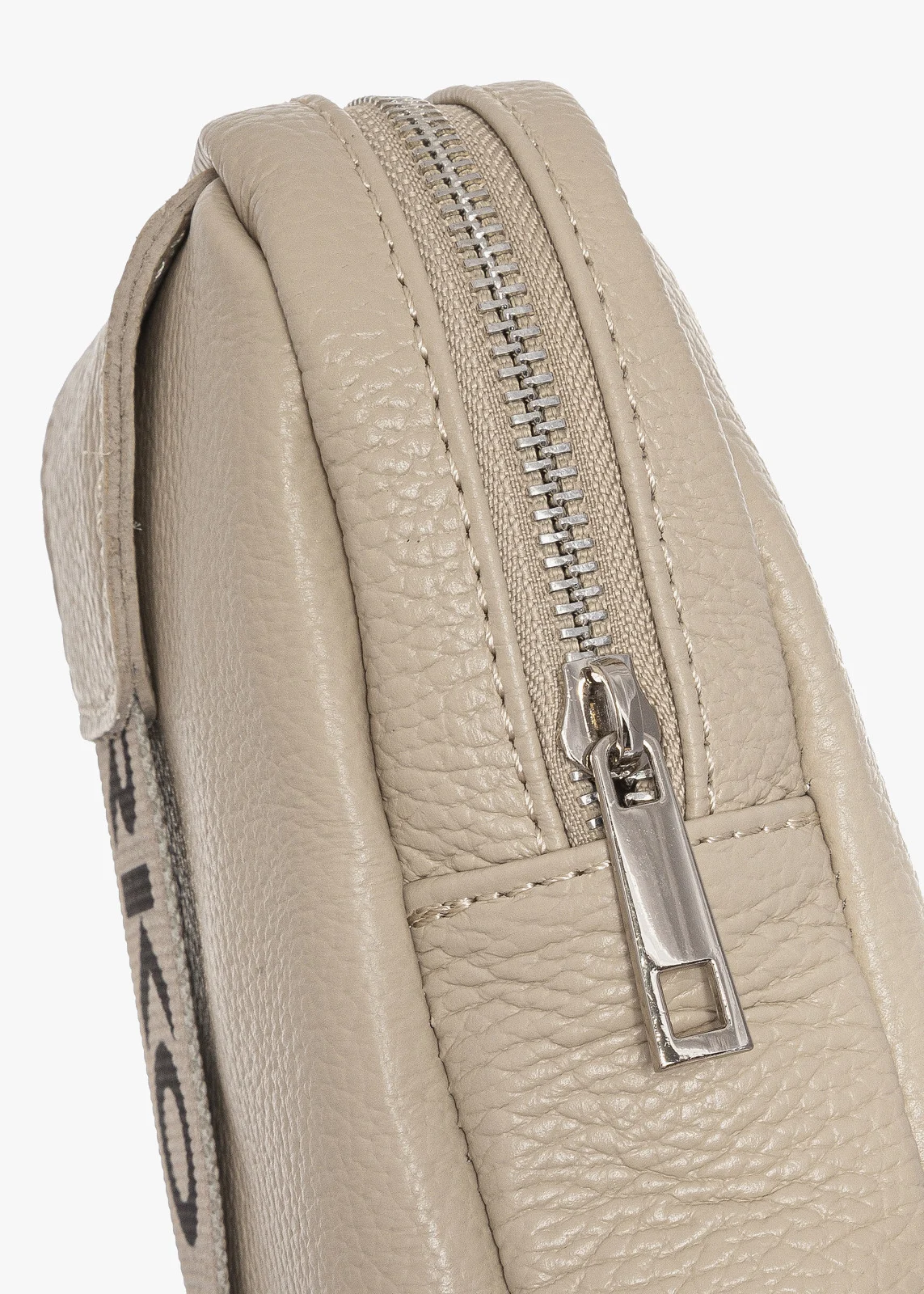 Beżowa torebka typu nerka z ozdobnym paskiem z taśmy