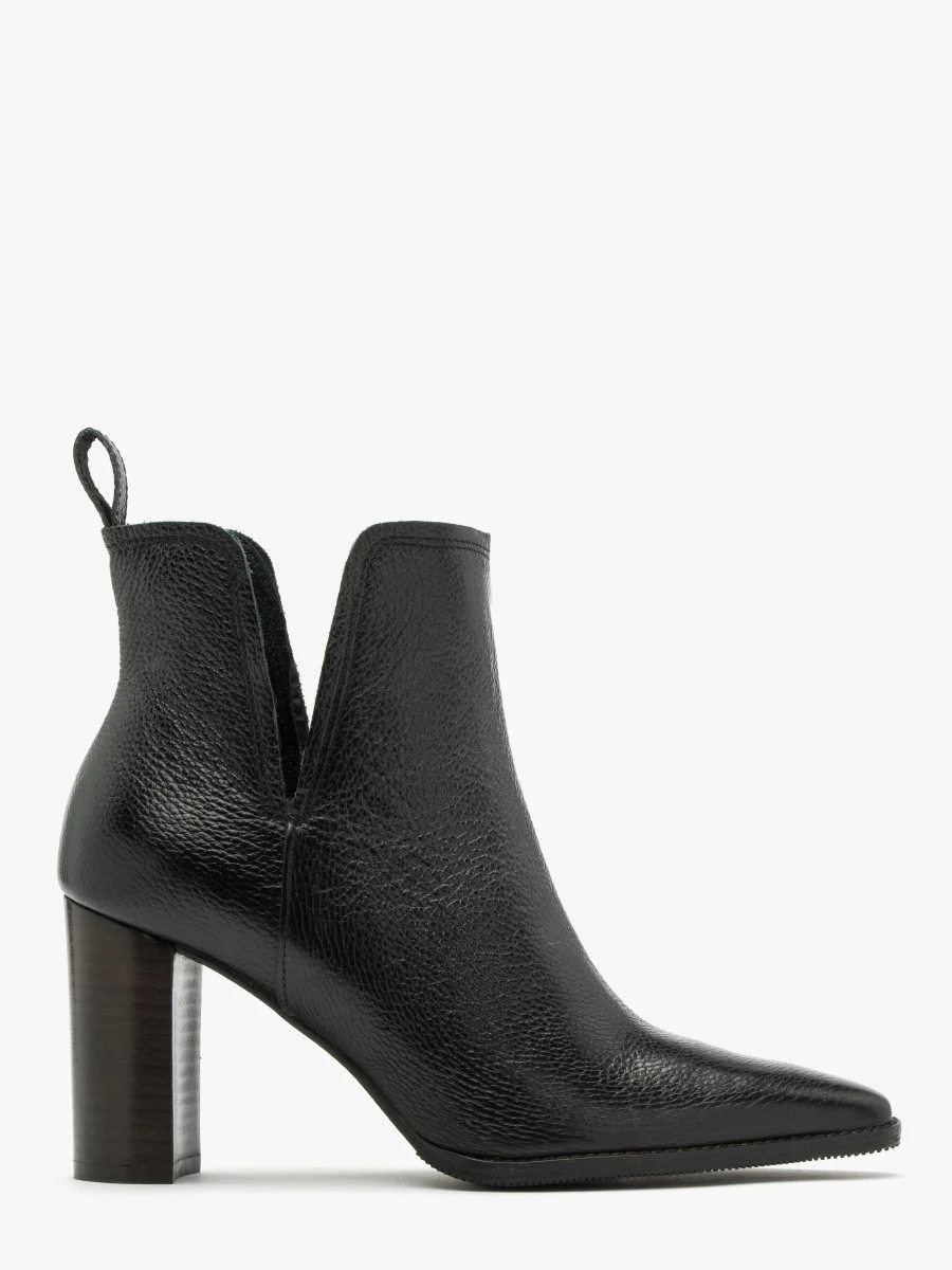 Czarne botki z ozdobną cholewką