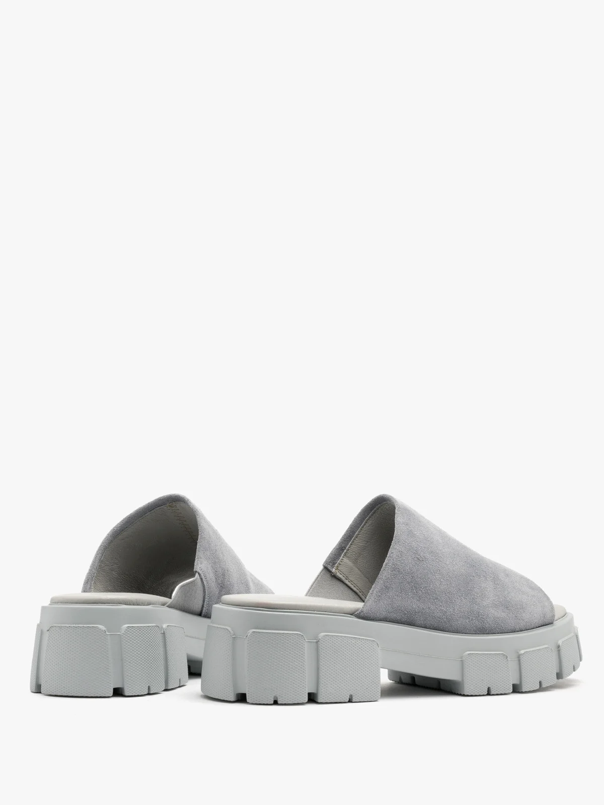 Niebieskie klapki na masywnym spodzie