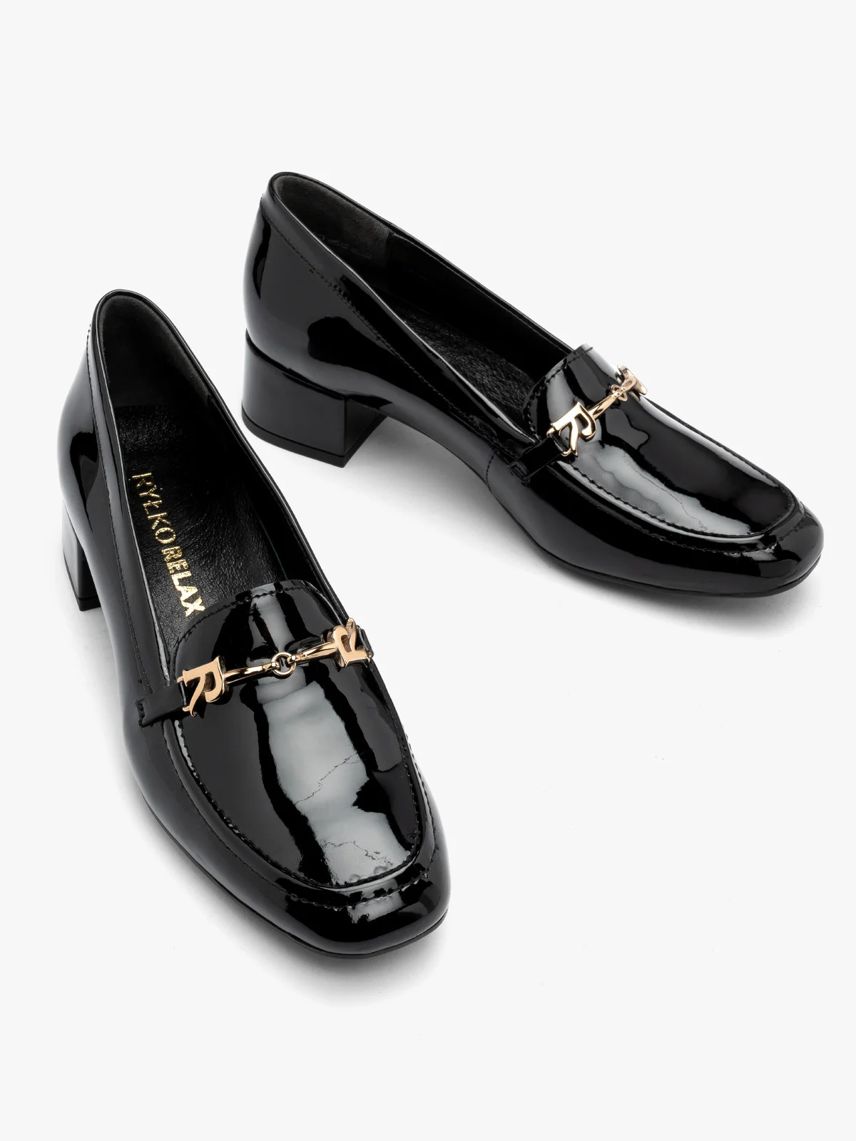 Lakierowane mokasyny na niskim obcasie