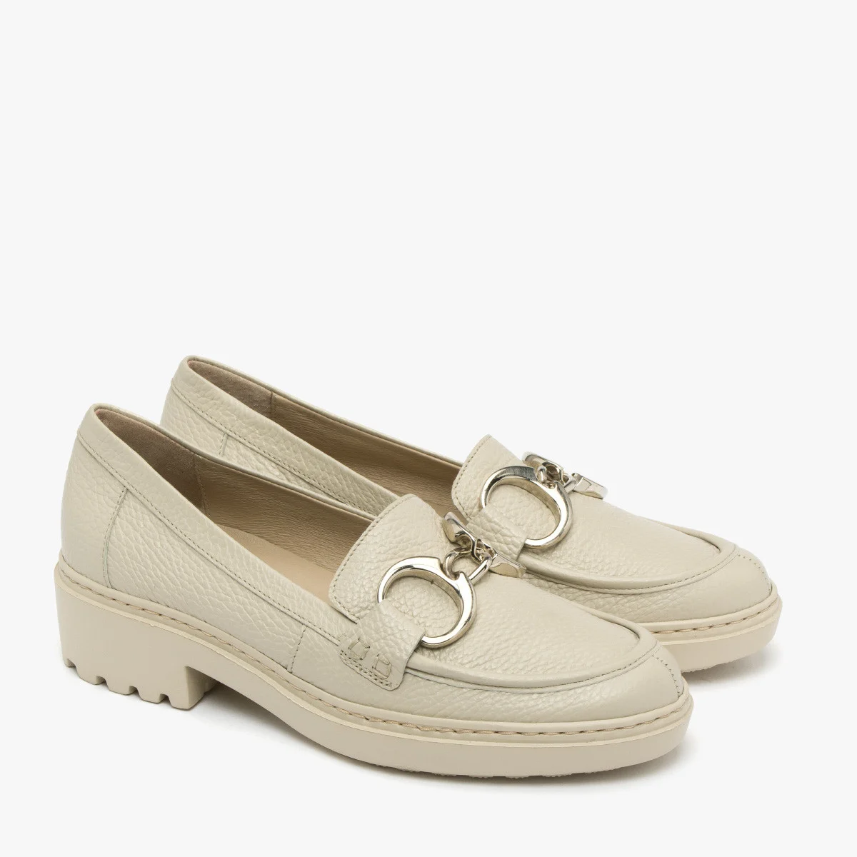 Kremowe mokasyny ze srebrną ozdobą