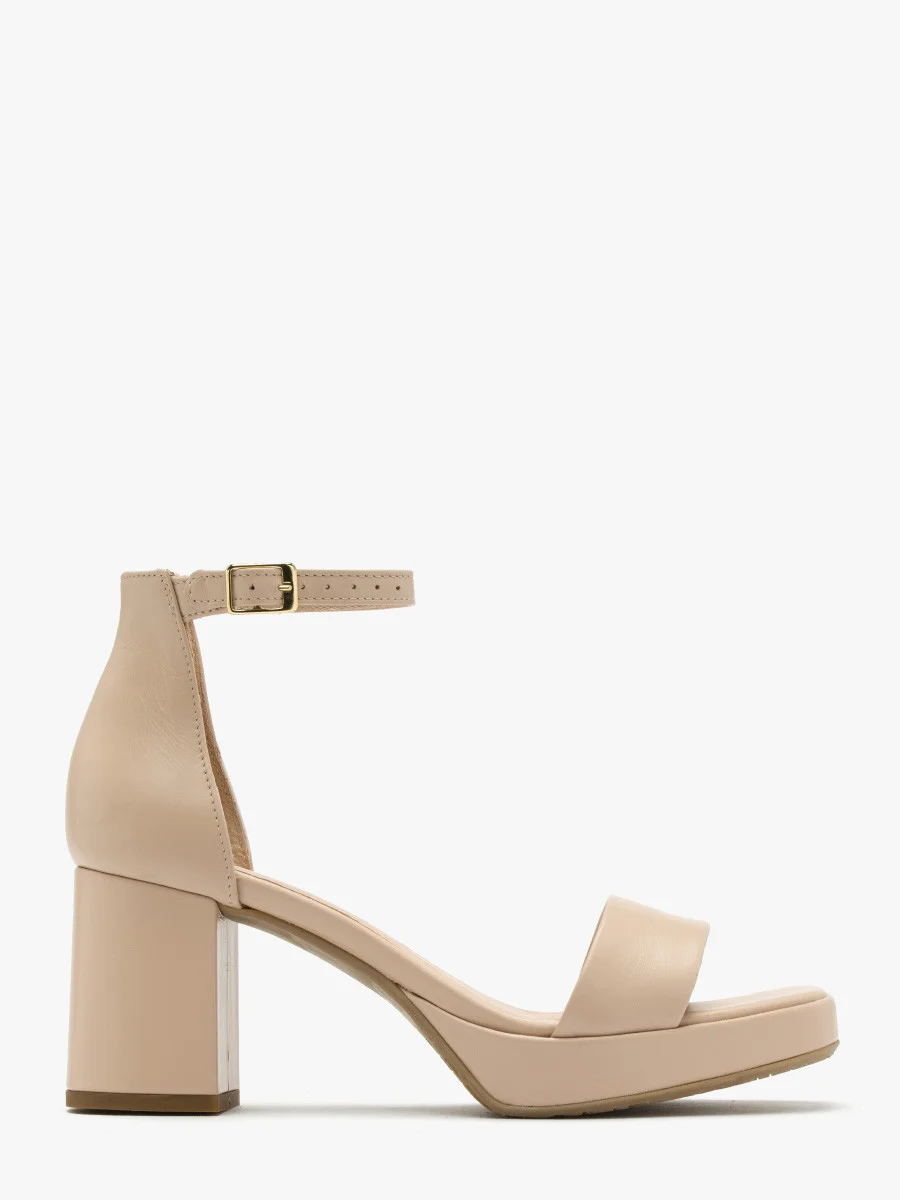 Beżowe sandały na masywnym obcasie i balu