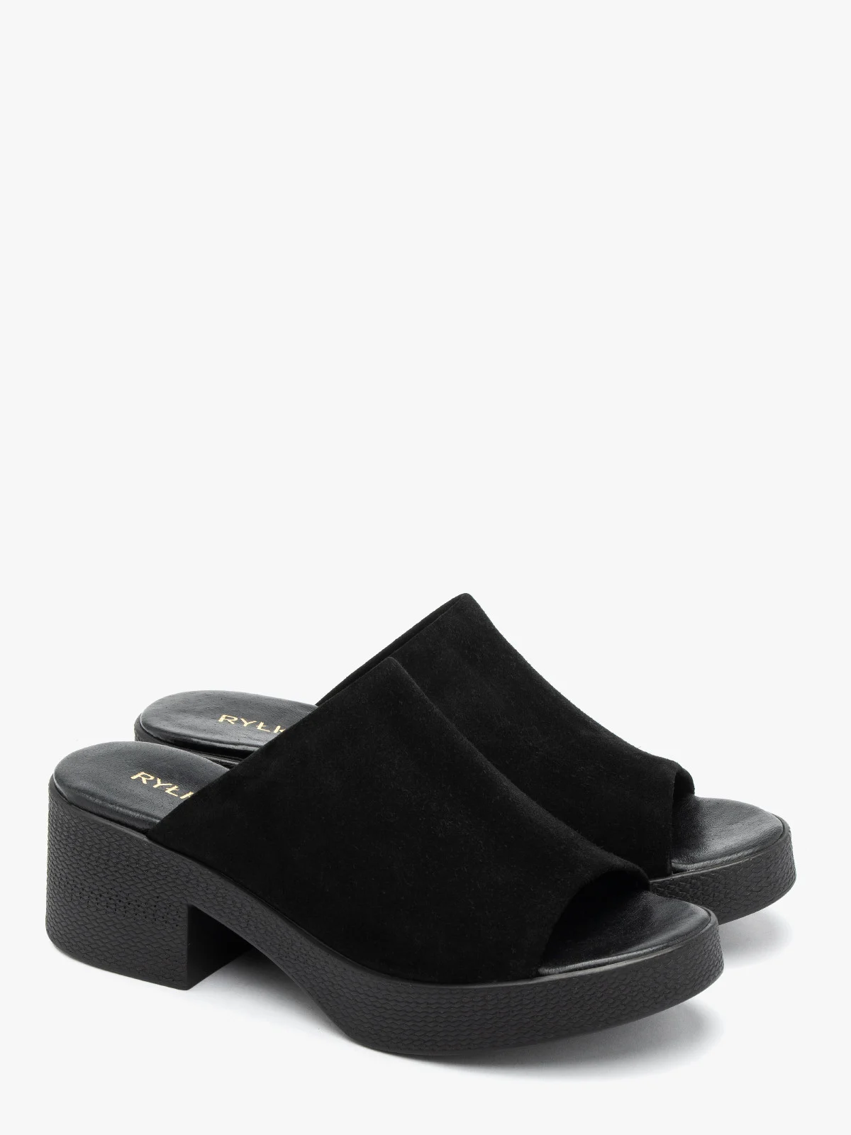 Czarne klapki na masywnej platformie