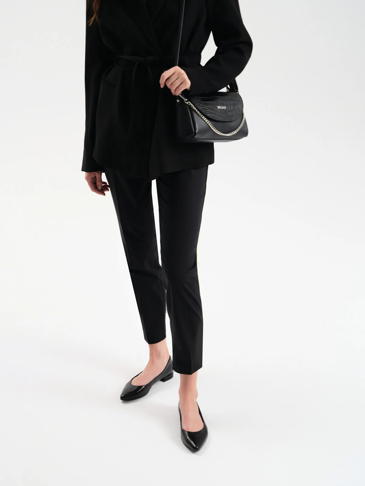 Czarna balerina z noskiem w szpic na niskim obcasie