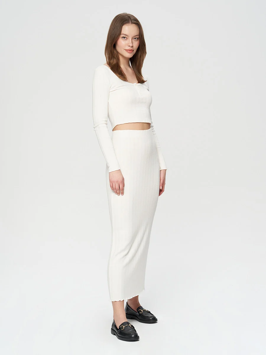 Czarne mokasyny ze złotą ozdobą