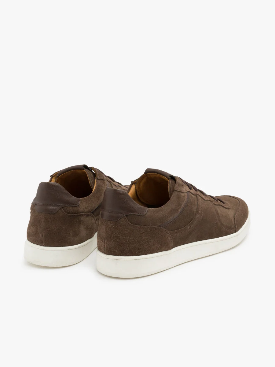 Brązowe półbuty na białym spodzie