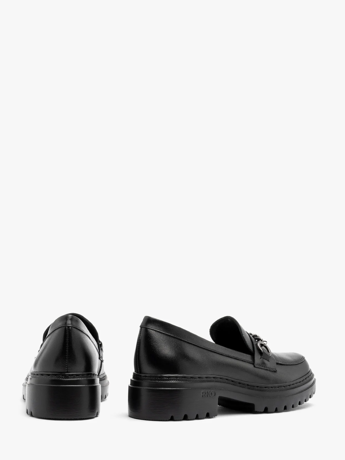 Czarne mokasyny z łańcuszkiem na cholewce