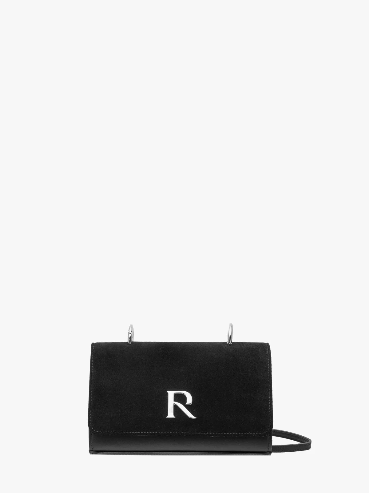 Czarna torebka typu kopertówka na srebrnym łańcuszku