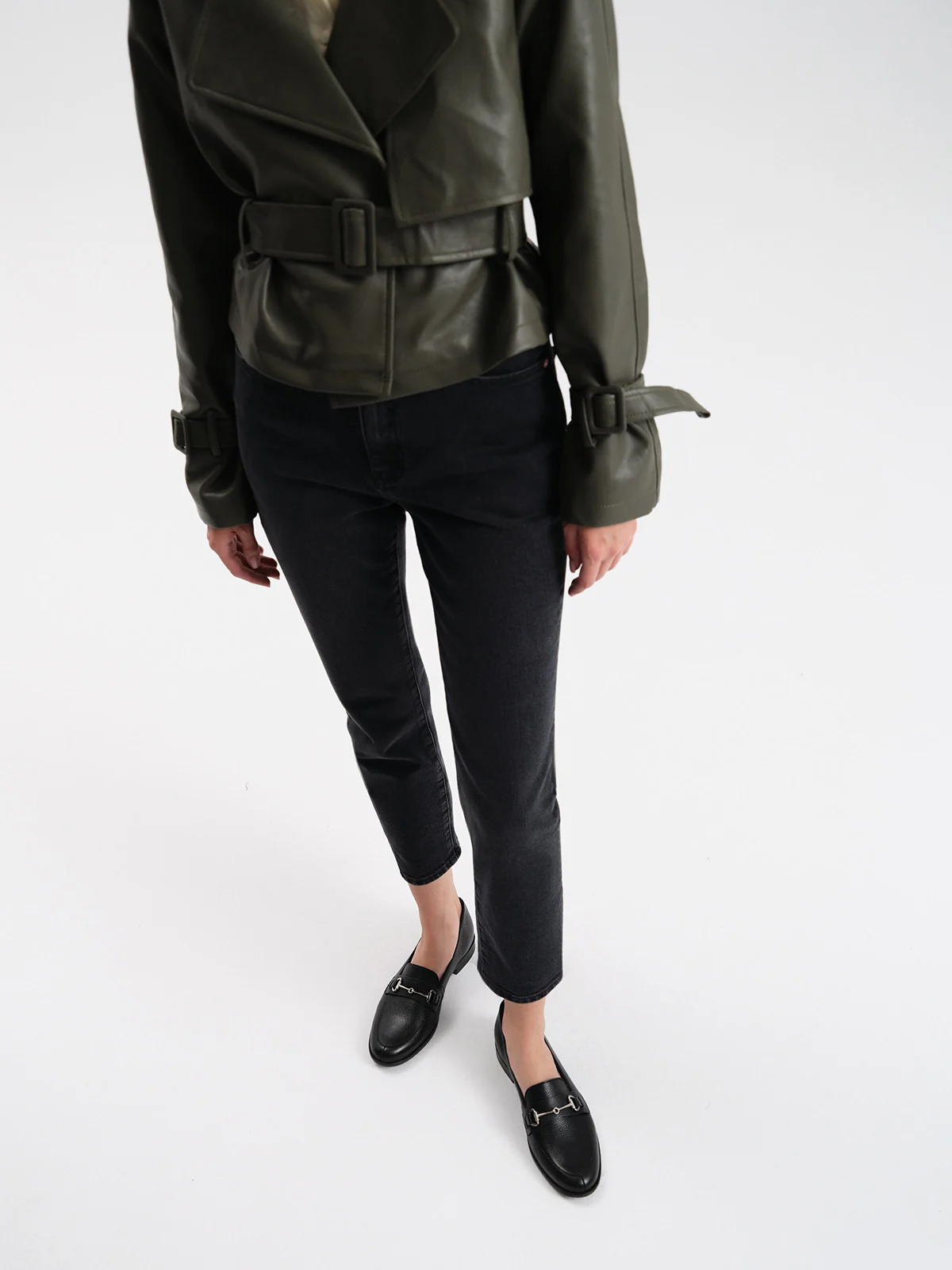 Czarne mokasyny ze srebrną ozdobą