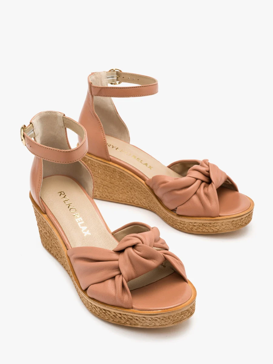 Różowe sandały z ozdobną cholewką