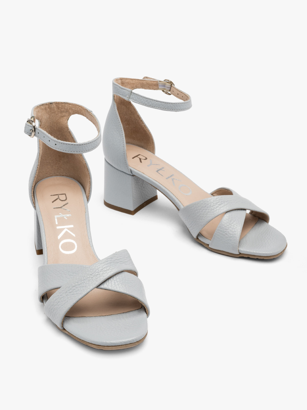 Błękitne sandały na obcasie