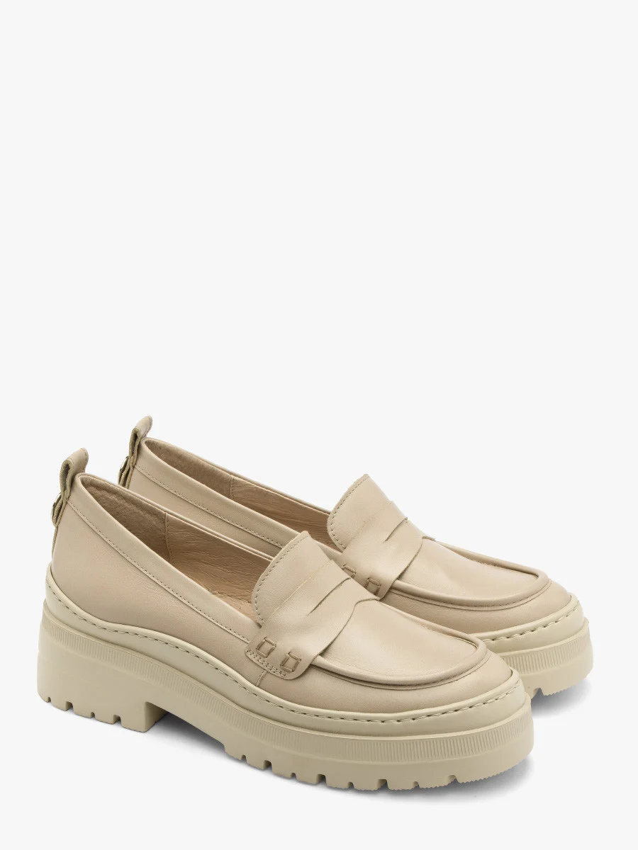 Beżowe mokasyny na masywnej podeszwie