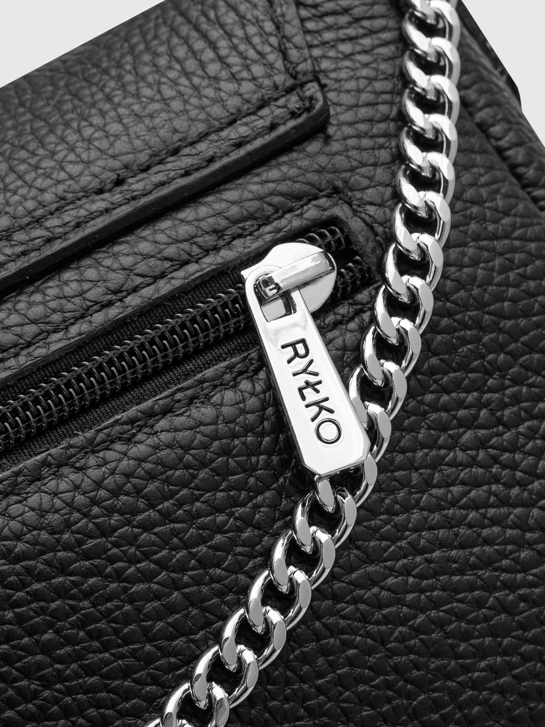 Czarna torebka z łańcuszkiem