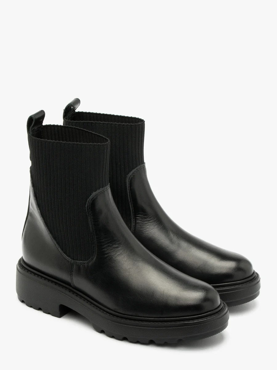 Czarne sztyblety na lekkiej podeszwie