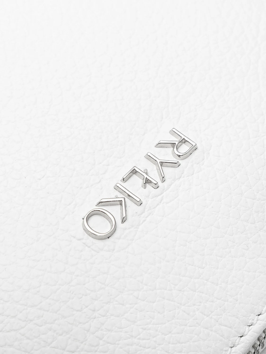 Mała, biała torebka na ramię