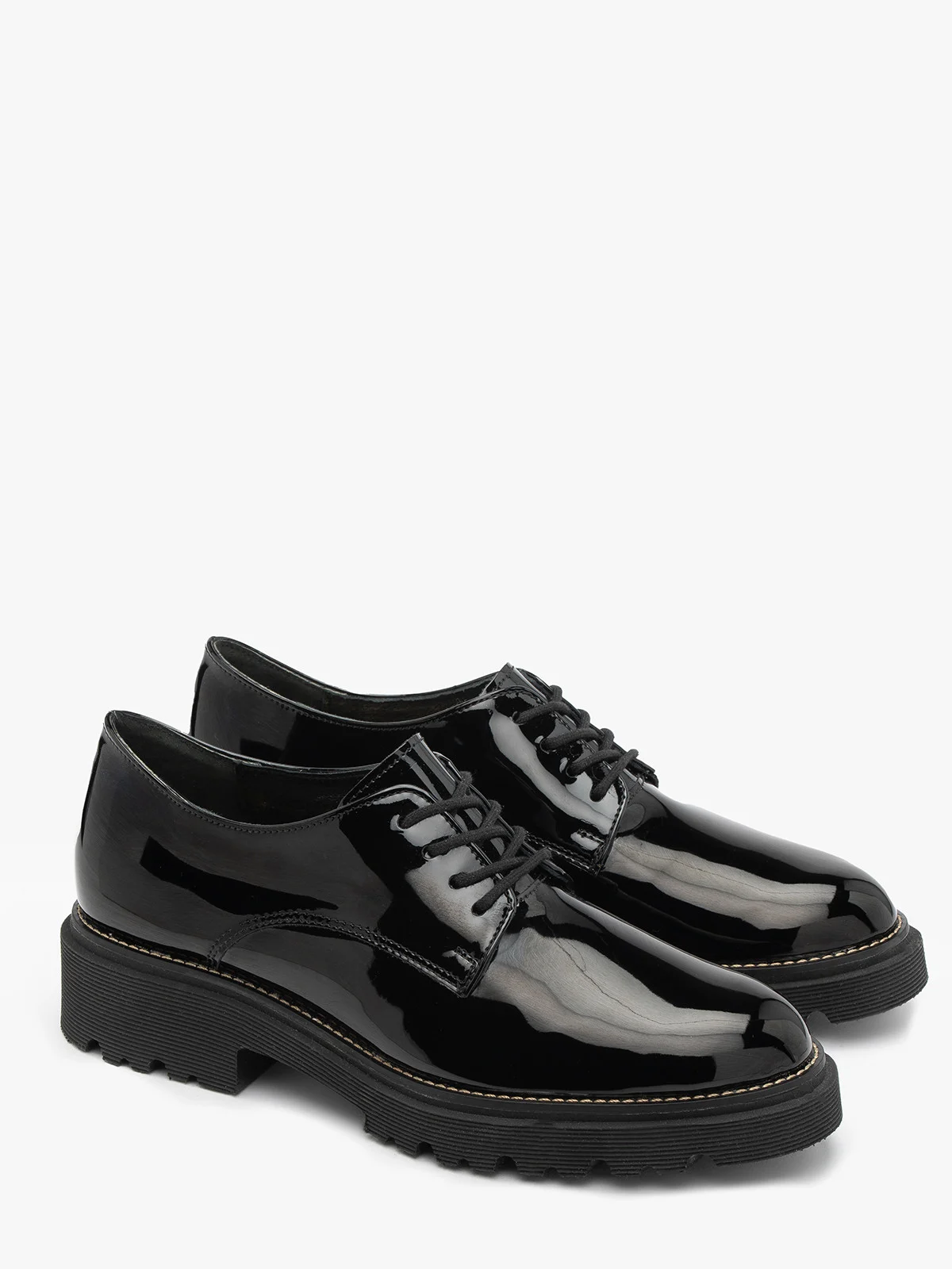 Czarne lakierowane półbuty na lekkim spodzie