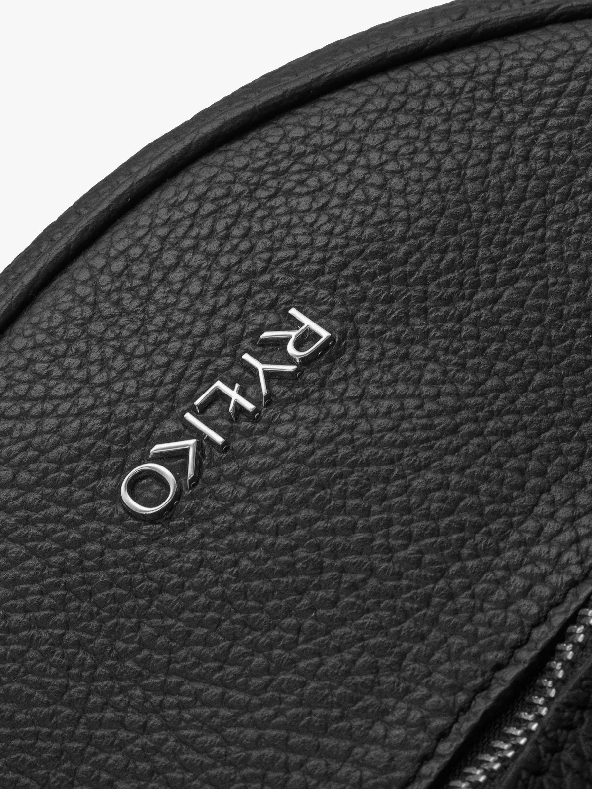 Czarna, owalna torebka z szerokim pakiem