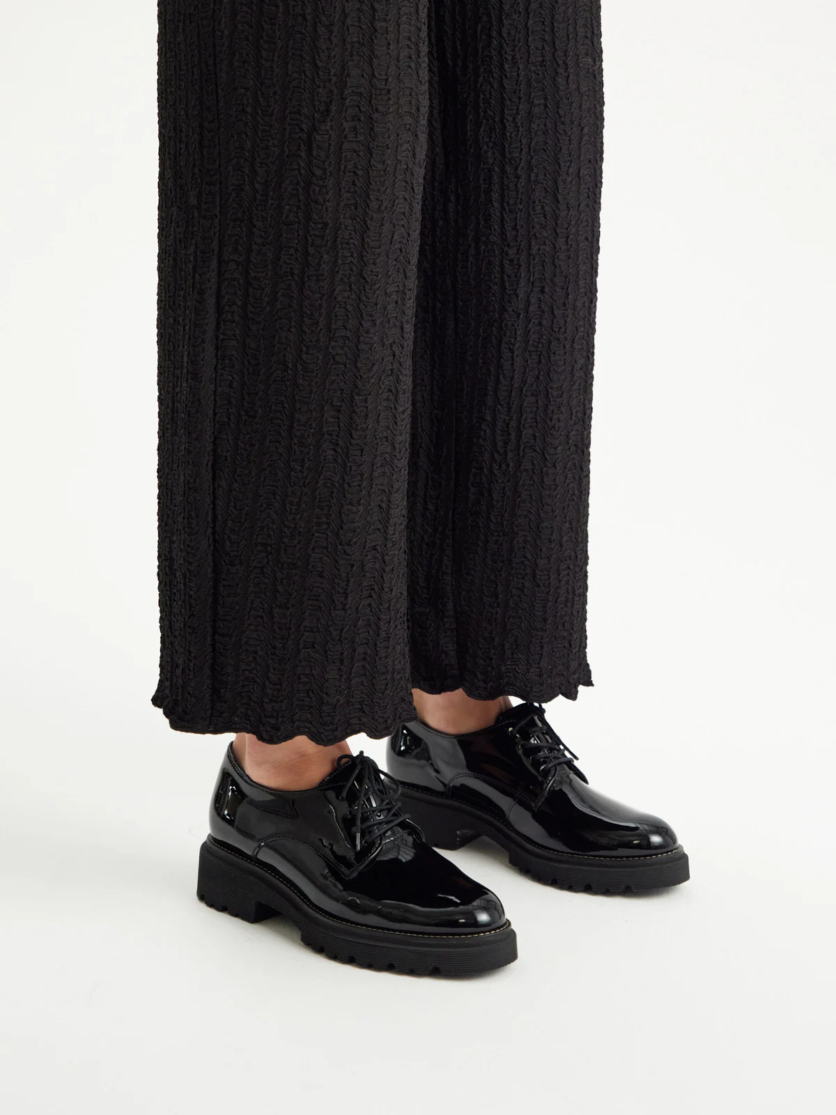 Czarne lakierowane półbuty na lekkim spodzie