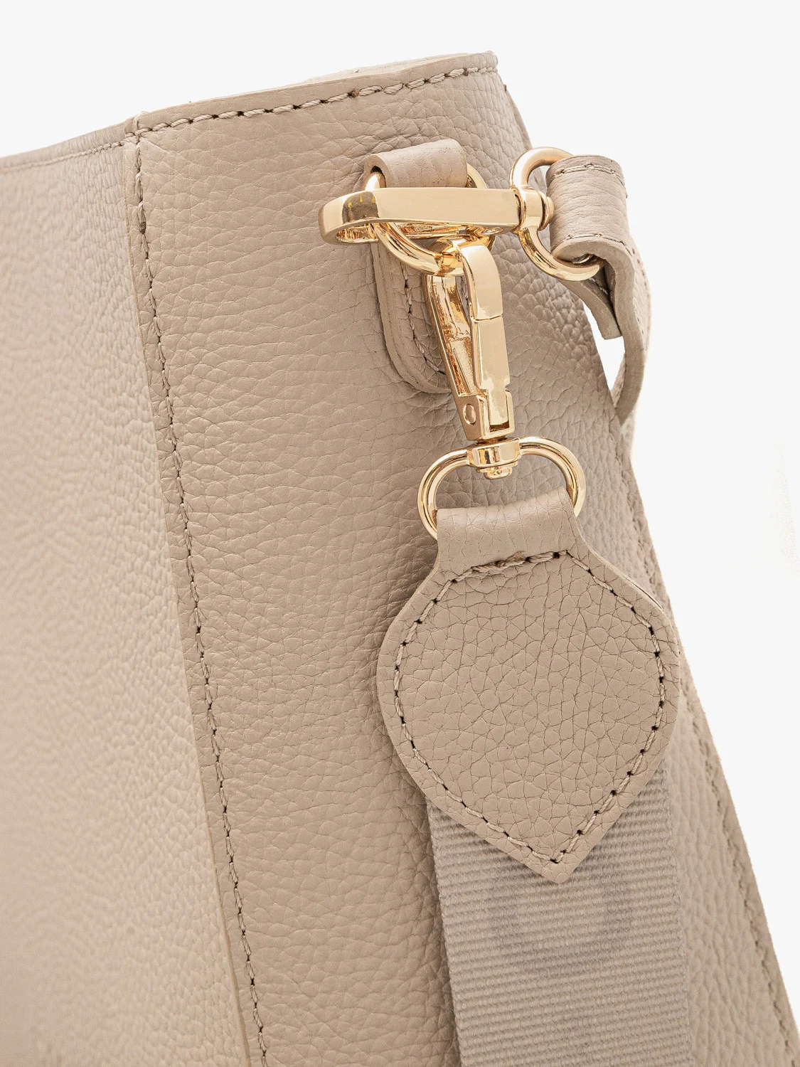 Beżowa torebka średniej wielkości