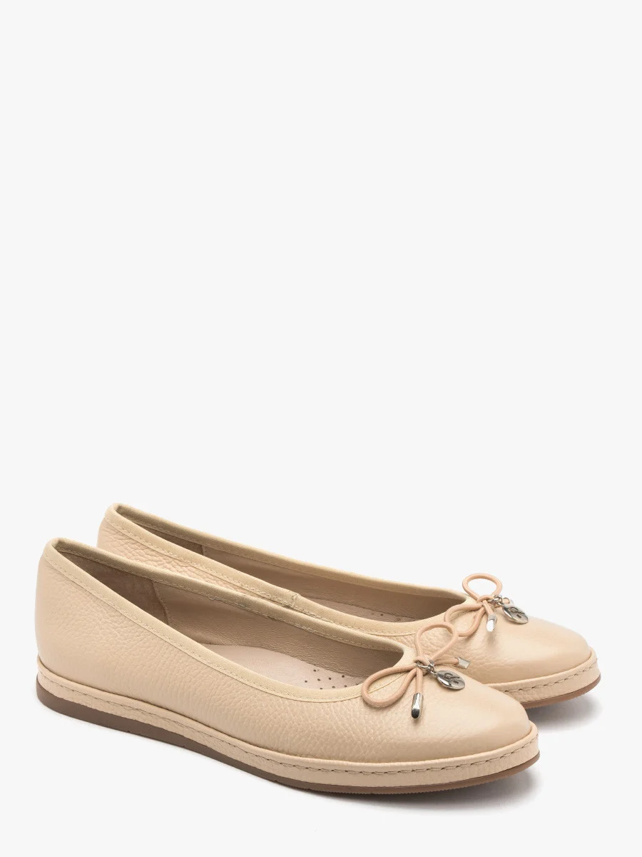 Beżowe baleriny z ozdobną kokardką