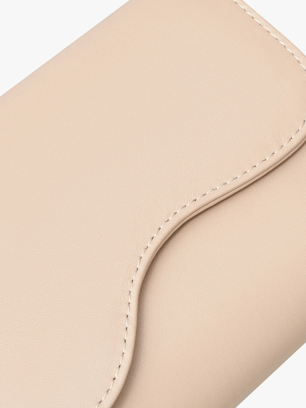 Beżowa elegancka torebka z ozdobną klapą