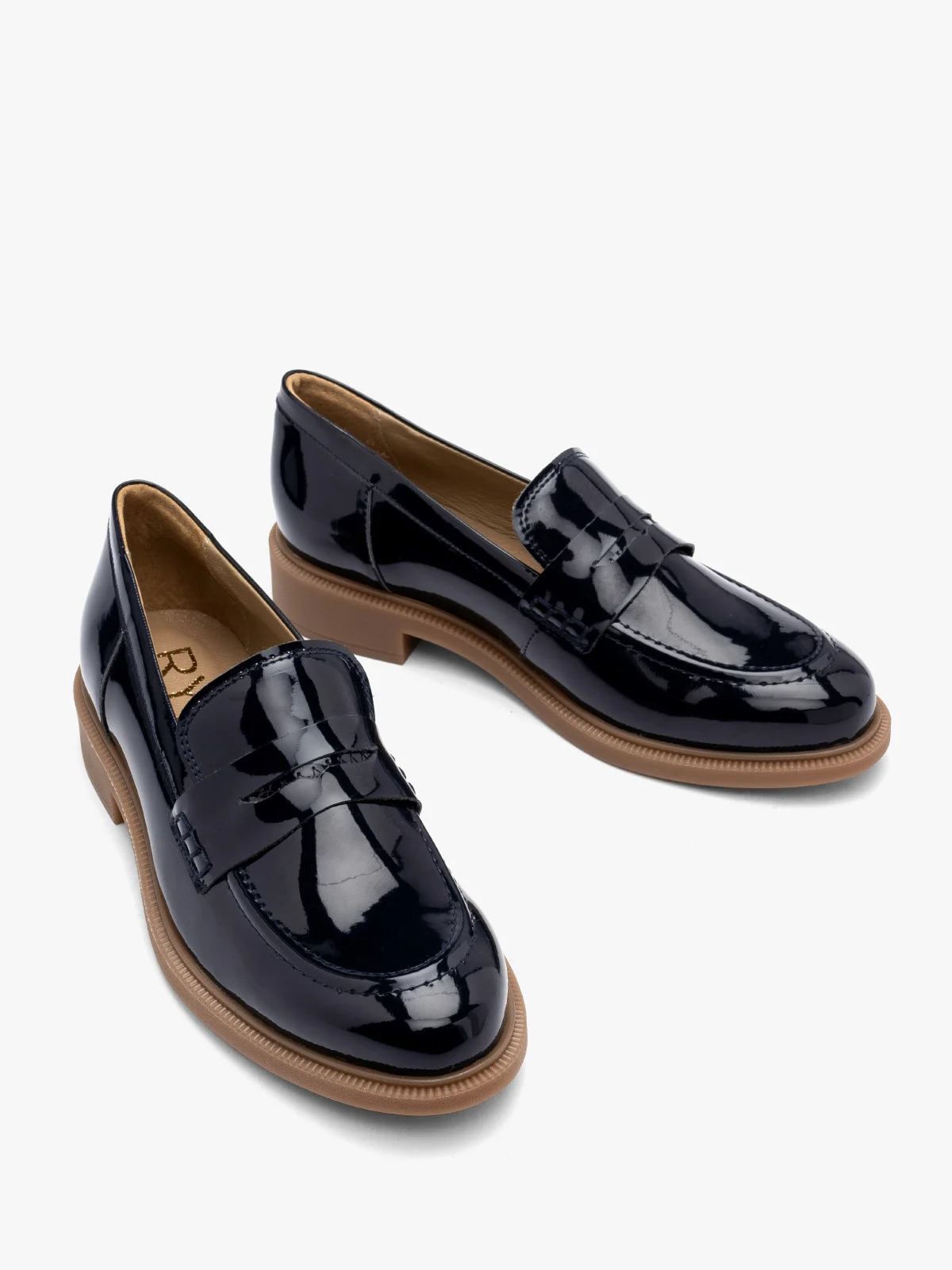 Granatowe lakierowane mokasyny na beżowym spodzie