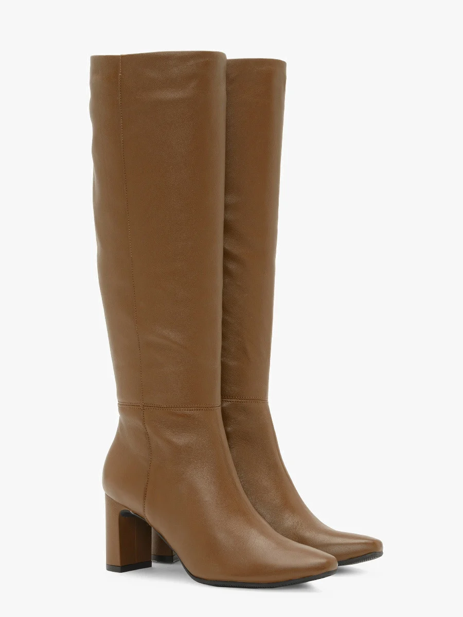 Brązowe kozaki na słupku