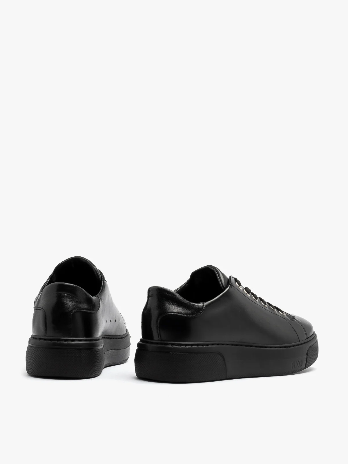 Czarne półbuty sportowe na grubej podeszwie