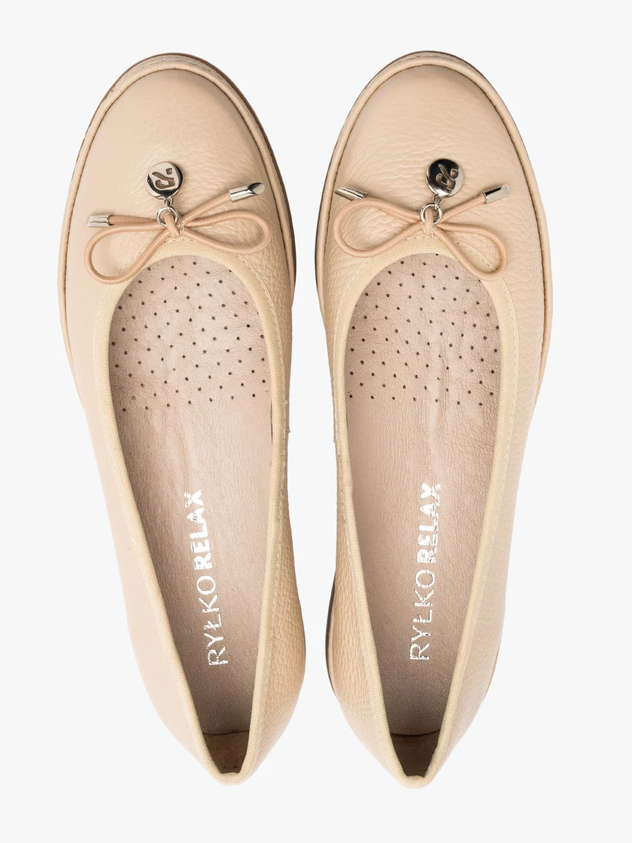 Beżowe baleriny z ozdobną kokardką